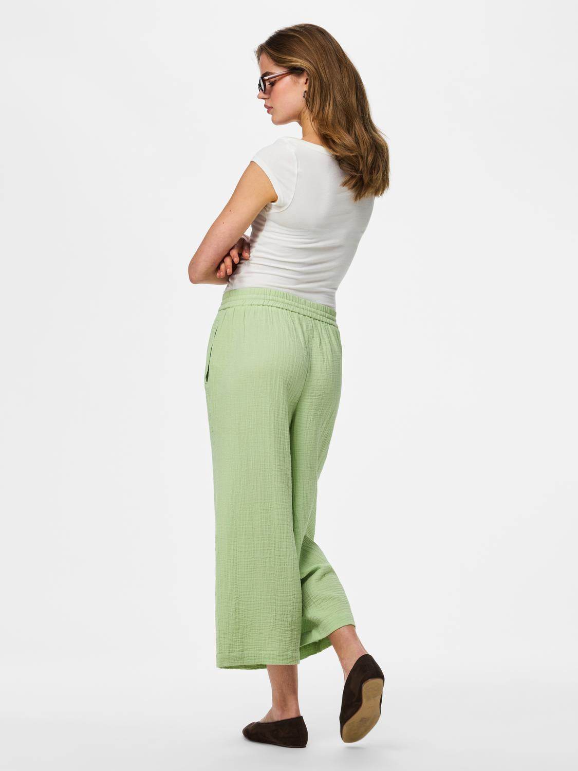 model_shot-back